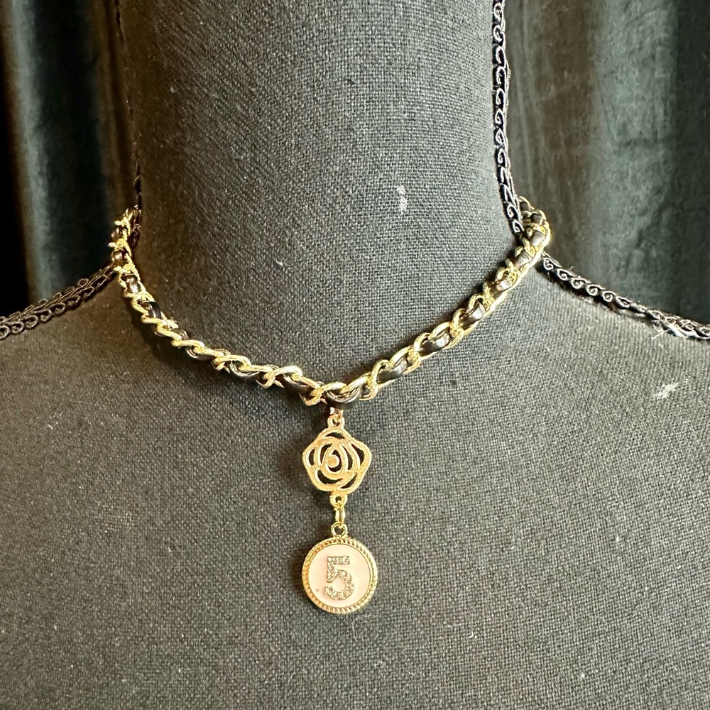 Choker necklace with Camilla charms and pink #5